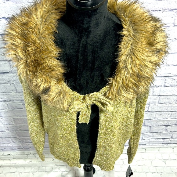 🆕Fever Cardigan w/ Removable Faux Fur Collar - Picture 6 of 16